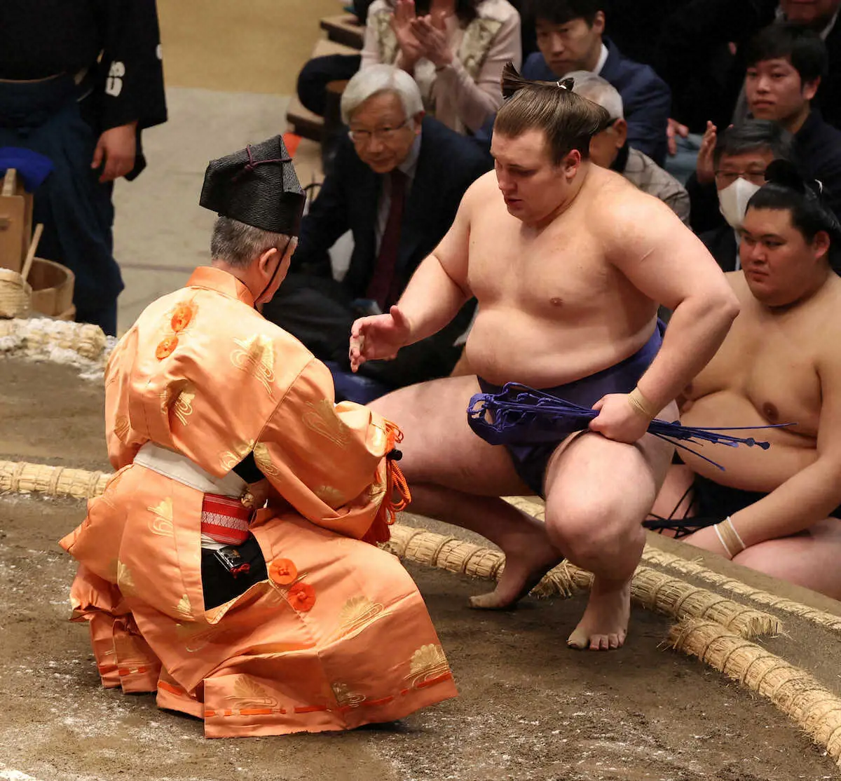 【画像・写真】＜大相撲初場所初日＞懸賞を受け取る安青錦（撮影・西海健太郎）