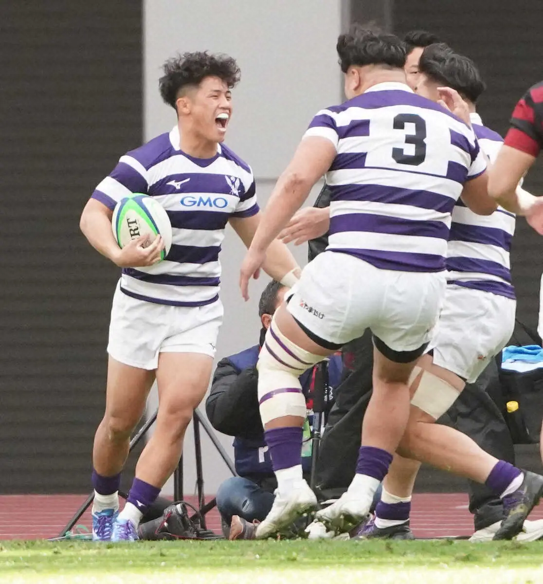 【画像・写真】＜早大・明大＞前半、明大・伊藤（左）はトライを決め雄叫び（撮影・村上　大輔）　