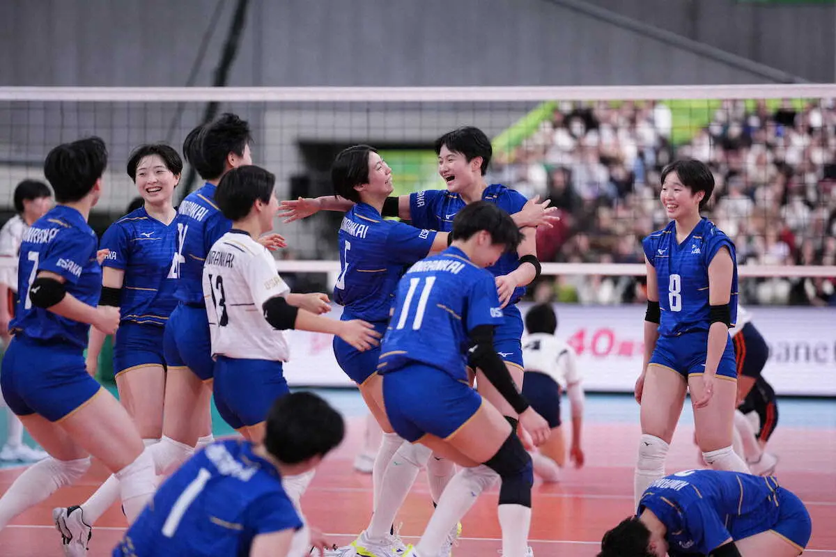 【画像・写真】＜金蘭会・就実＞優勝し喜ぶ馬場（右から2人目）ら金蘭会の選手（撮影・小海途　良幹）