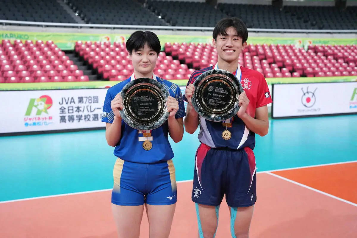 【画像・写真】＜清風・東山＞MVPを獲得した東山・岩田（右）と金蘭会・馬場（撮影・小海途　良幹）