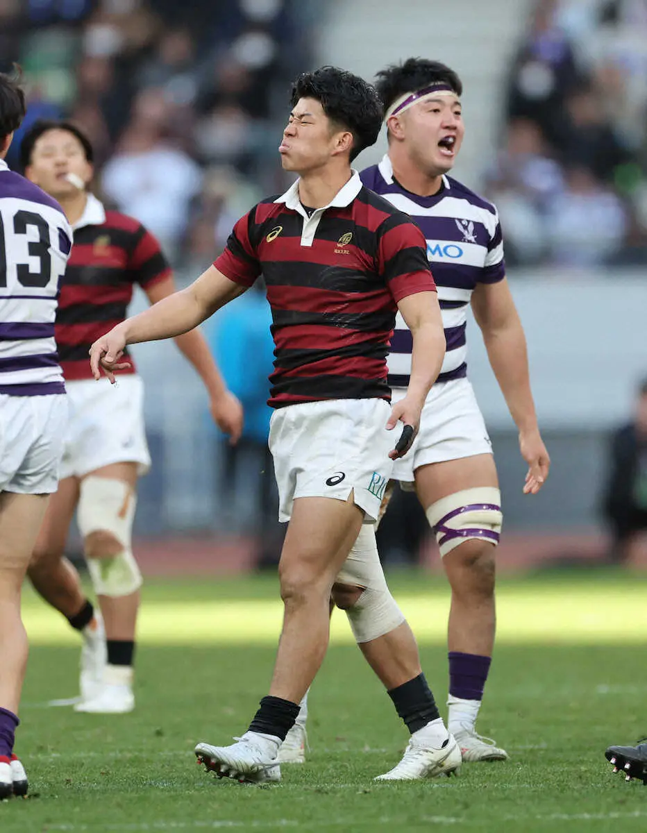 【画像・写真】＜明大・早大＞後半、タックルを受けてノックフォワーをした矢崎が顔をしかめる（撮影・篠原岳夫）