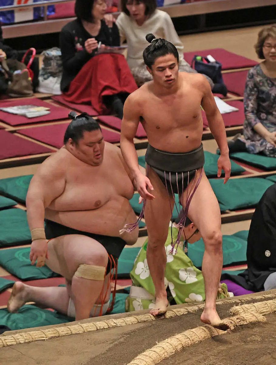 【画像・写真】体重72キロの軽量力士が208キロの巨漢力士を下す　三段目の山藤「体が小さくても中に入れば…」