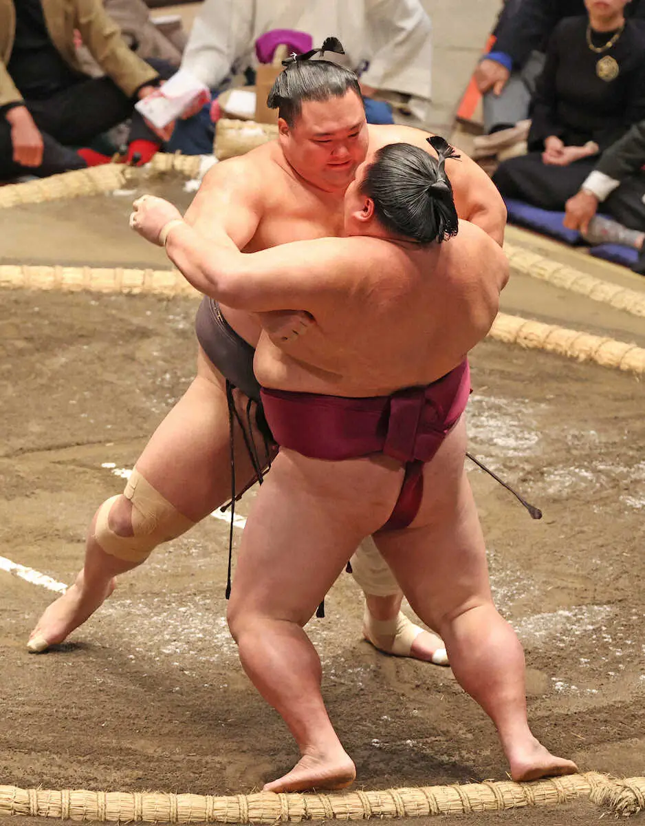 【画像・写真】1年半ぶりに幕内復帰した朝乃山が大関経験者対決で御嶽海を寄り切る