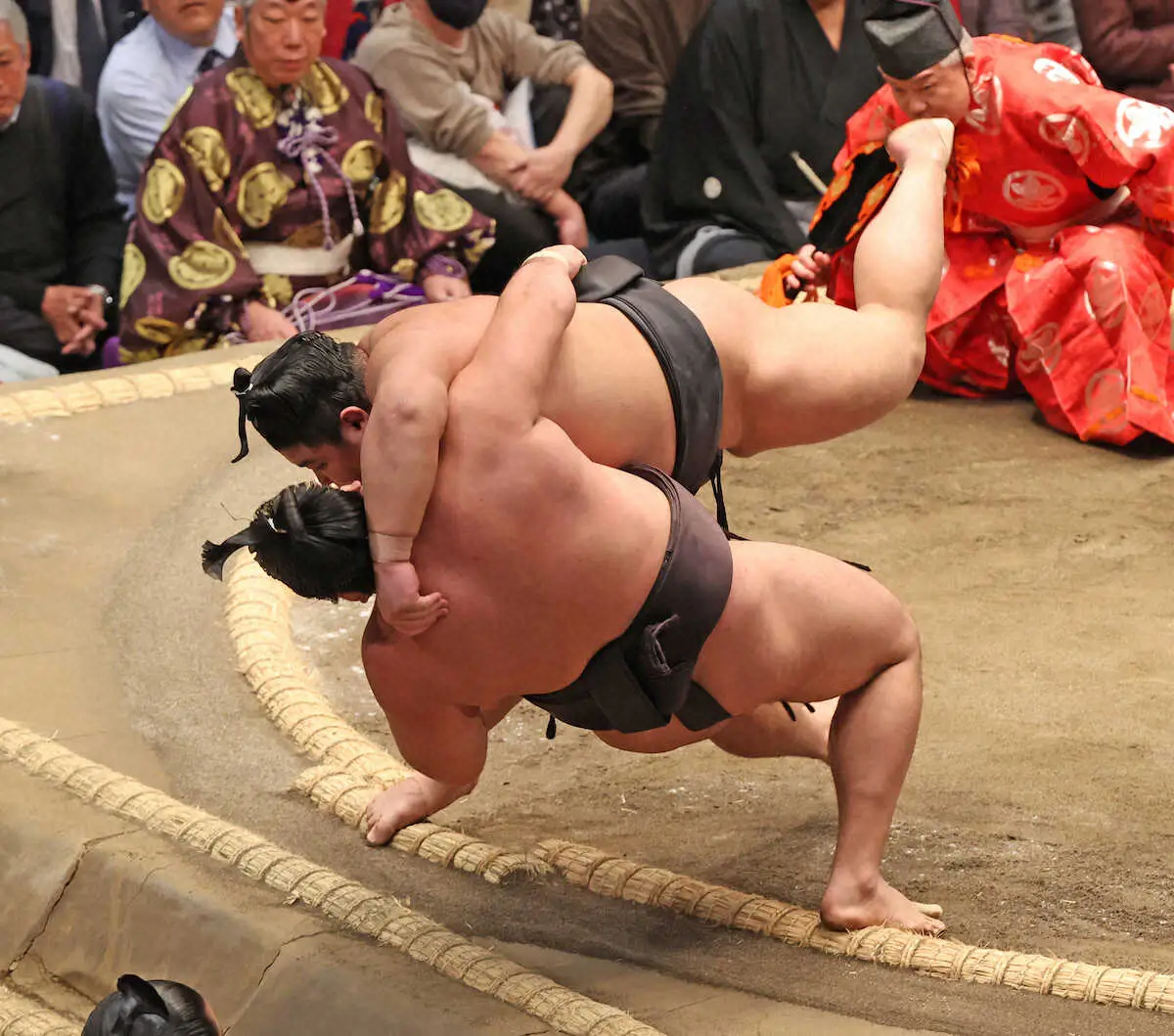 【画像・写真】霧島「真っ直ぐだったよ」取組後に伯乃富士の鼻を確認　　取り直しを制して3連勝