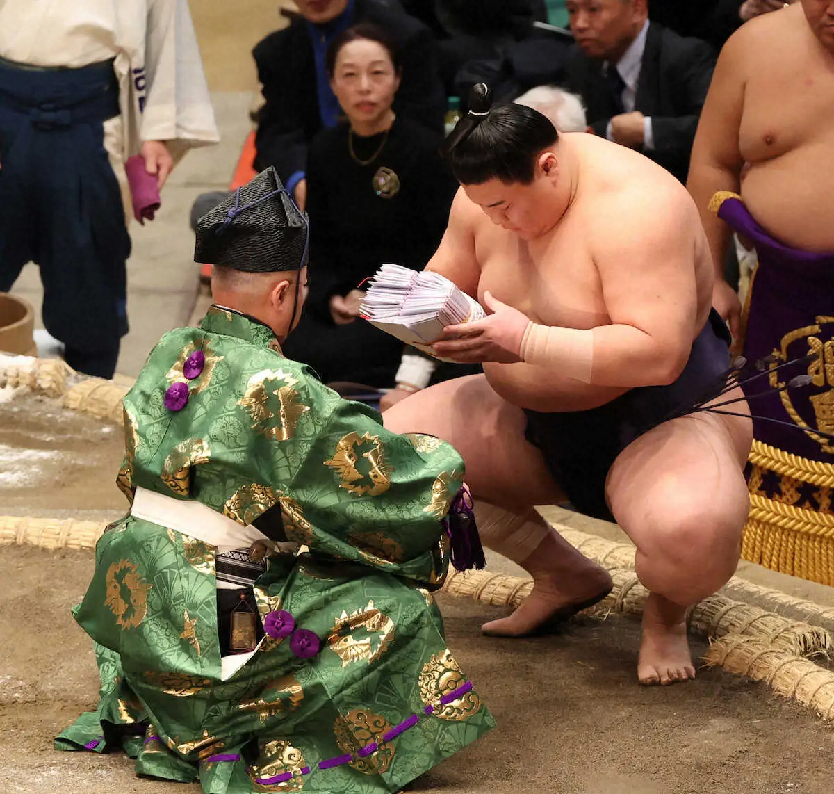 【画像・写真】義ノ富士　横綱・豊昇龍を撃破！2場所連続の金星　懸賞50本「2列でもらえてうれしい」