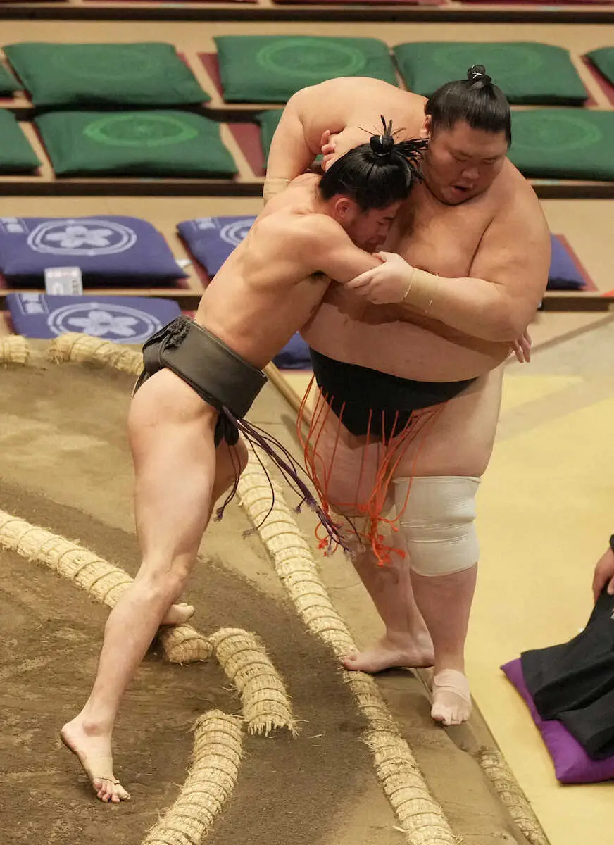 【画像・写真】体重72キロの三段目・山藤、208キロ・安芸乃山を寄り切った！