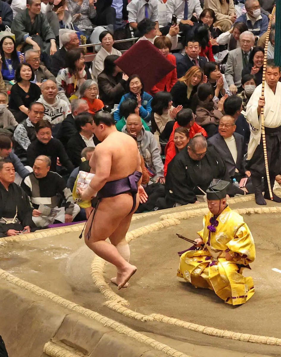 【画像・写真】「束がハンパない」「広辞苑みたいやな」連日金星！義ノ富士の「懸賞金いくら」がネットで話題に