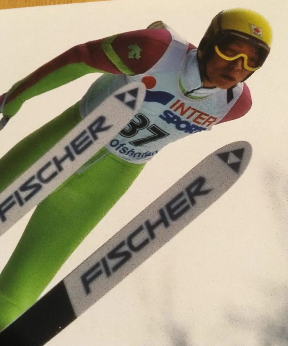 【画像・写真】1991年1月、オーストリア・インスブルクでのジャンプ週間で飛ぶ二階堂学さん（本人提供）