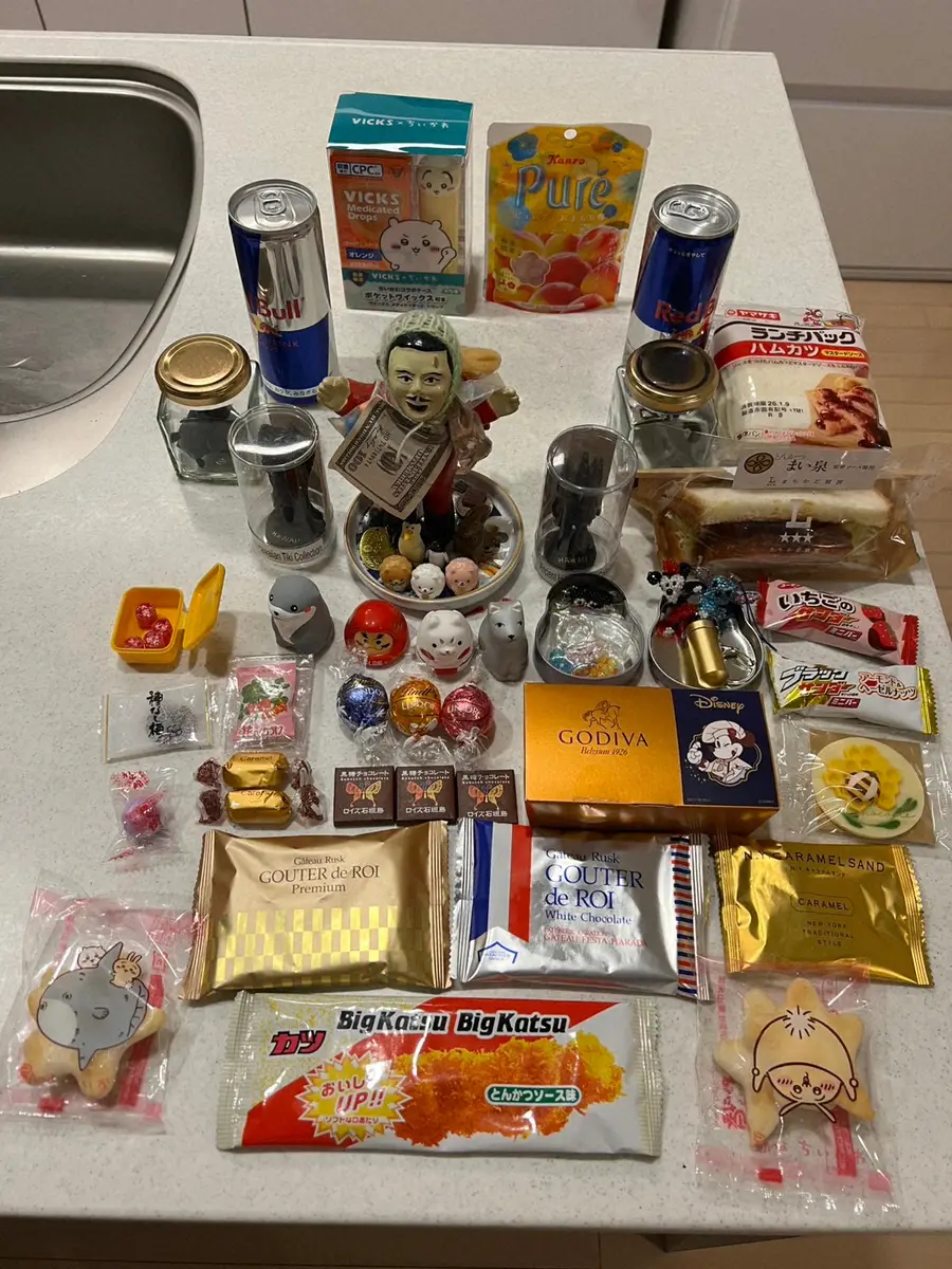 【画像・写真】エケコ人形を中心にキッチンの一角に静恵さんが奉るお供えグッズ（静恵さん提供）