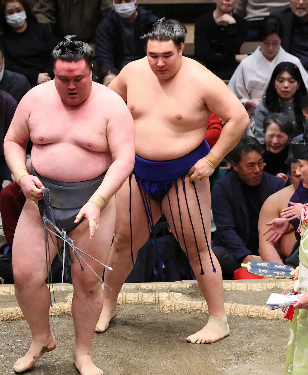 【画像・写真】＜大相撲初場所5日目＞上手出し投げで金峰山（左）を破った欧勝馬（撮影・五島　佑一郎）