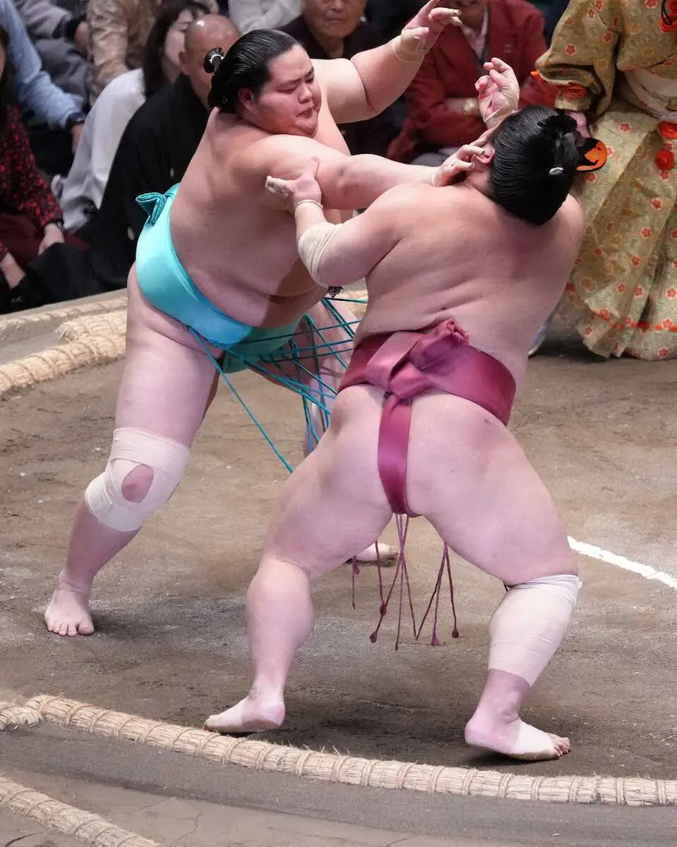 【画像・写真】新大関の安青錦は高安を寄り切る　2日目以来の上位安泰　6連勝の阿炎が単独トップ