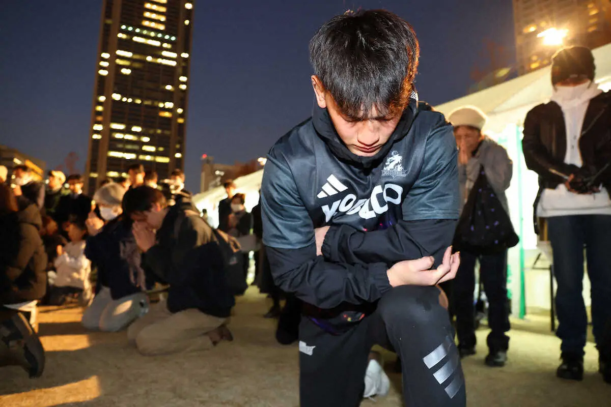 【画像・写真】「1.17のつどい」で黙とうするリーグワン神戸・李承信（撮影・後藤　大輝）