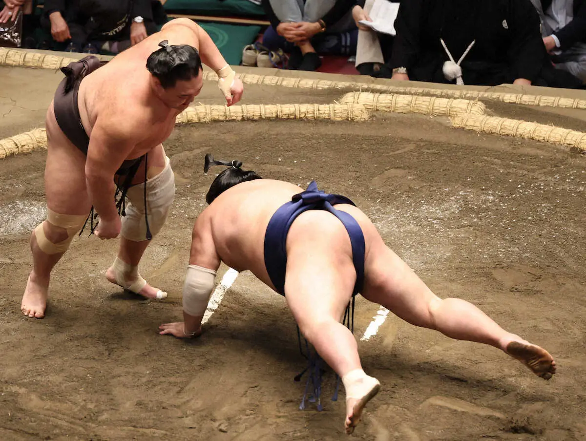【画像・写真】流血何の！横綱・豊昇龍が取り直しで1敗死守　横綱・大の里、新大関・安青錦も並走　阿炎敗れ全勝消える