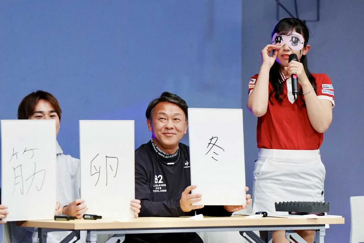 【画像・写真】＜ファンミーティング＞目隠しをして連想ゲームのデモンストレーションをする菅沼菜々（右）（撮影・会津　智海）