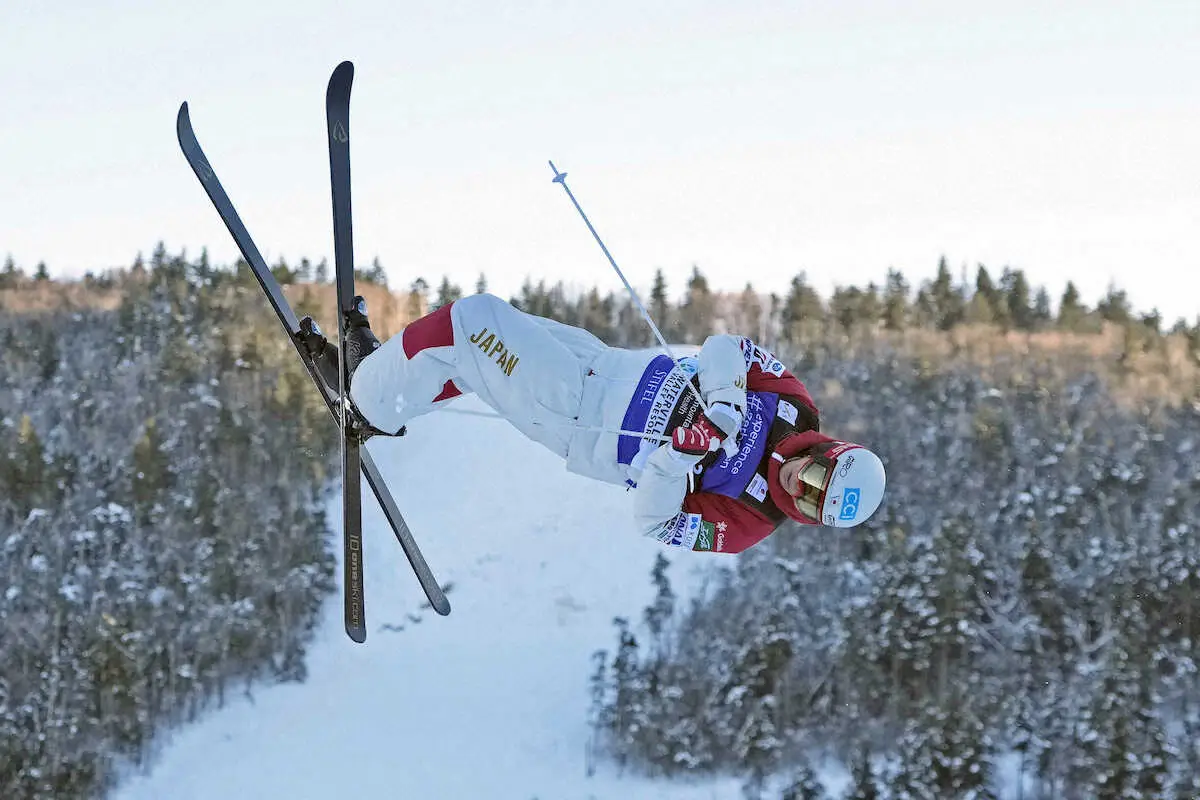 【画像・写真】男子モーグル決勝1回目の第2エアを決める堀島行真。今季2勝目、通算24勝目を挙げた