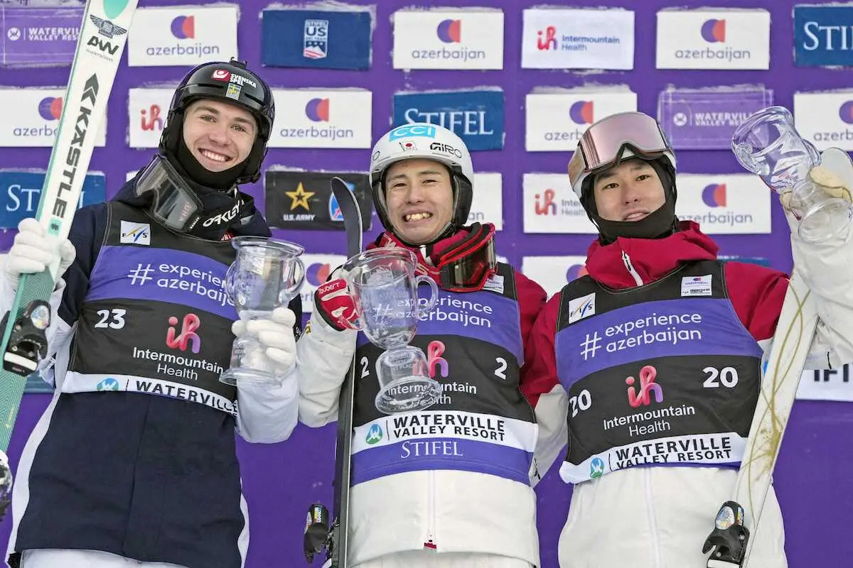 【画像・写真】モーグルW杯第5戦の男子で優勝した堀島行真（中央）。右は3位の平山将大