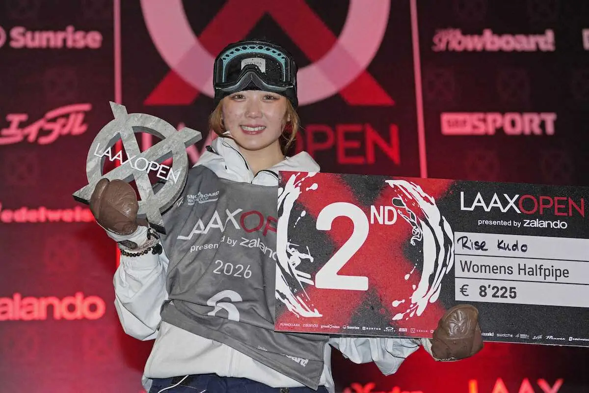 【画像・写真】ハーフパイプ第5戦、女子で2位となり表彰台で写真に納まる工藤璃星
