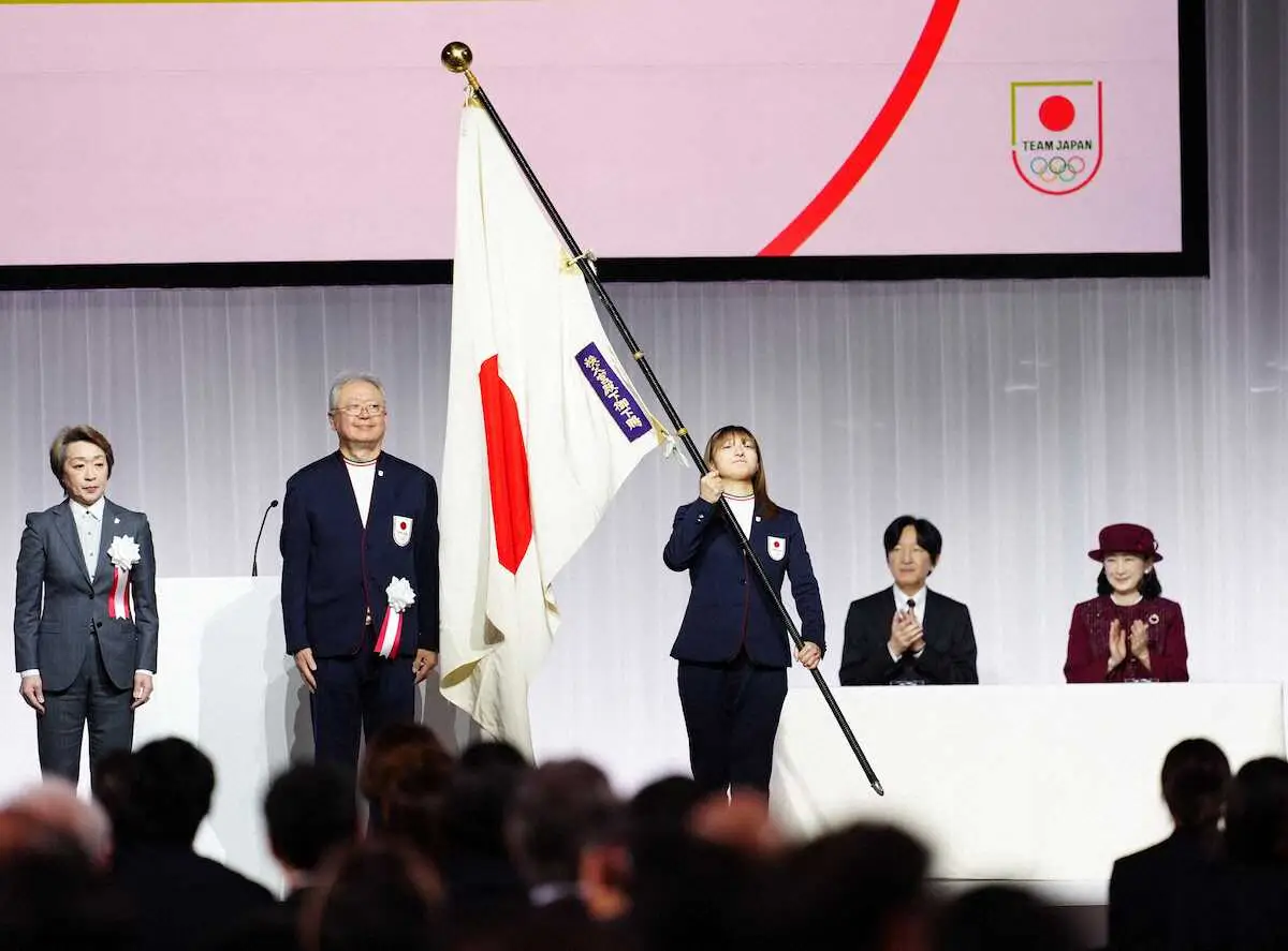 【画像・写真】＜第25回オリンピック冬季競技大会TEAM　JAPAN　結団式・壮行会・記者会見＞秋篠宮皇嗣殿下、秋篠宮皇嗣妃殿下に見守られる中、団旗を受け取った坂本（中央）。左から橋本会長、中央左は伊東団長（撮影・木村　揚輔）