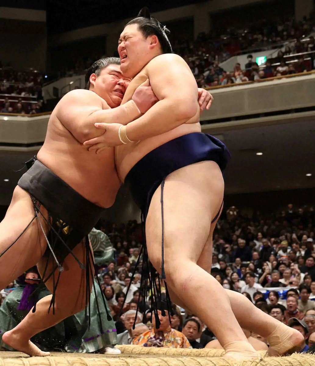 【画像・写真】＜大相撲初場所8日目＞大の里（右）を押し出しで破る伯乃富士（撮影・須田　麻祐子）