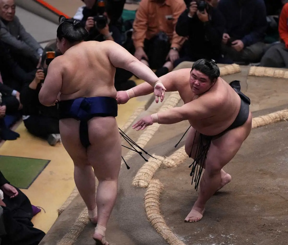 【画像・写真】＜初場所8日目＞大の里を押し出しで破る伯乃富士（撮影・沢田　明徳）