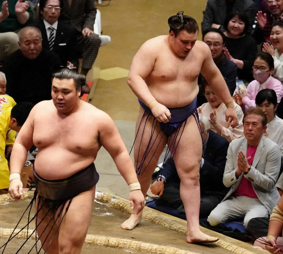 【画像・写真】＜大相撲初場所8日目＞霧島（左）に敗れた安青錦（撮影・島崎忠彦）