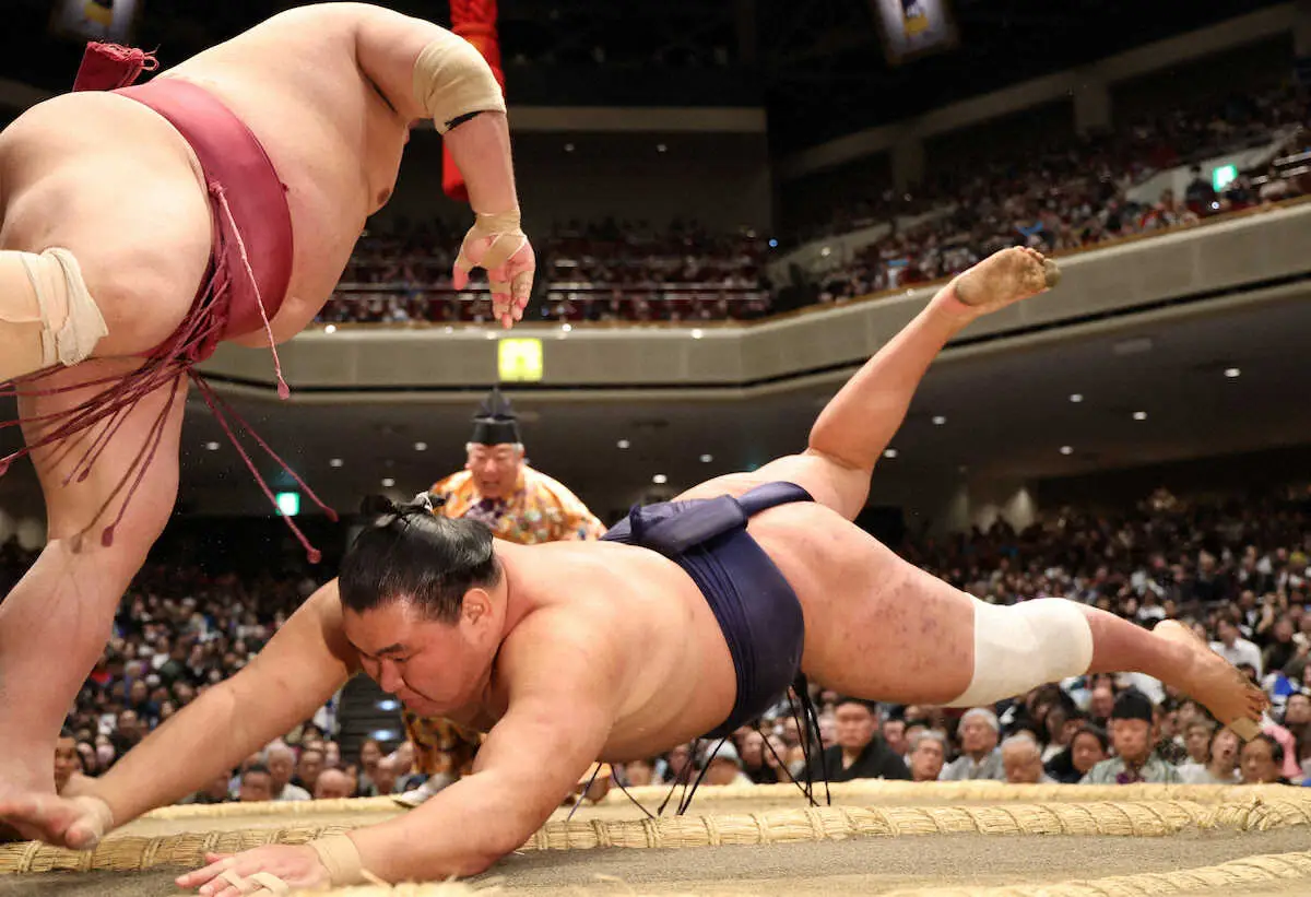 【画像・写真】＜大相撲初場所8日目＞大栄翔（左）にはたき込みで敗れる豊昇龍（撮影・須田　麻祐子）