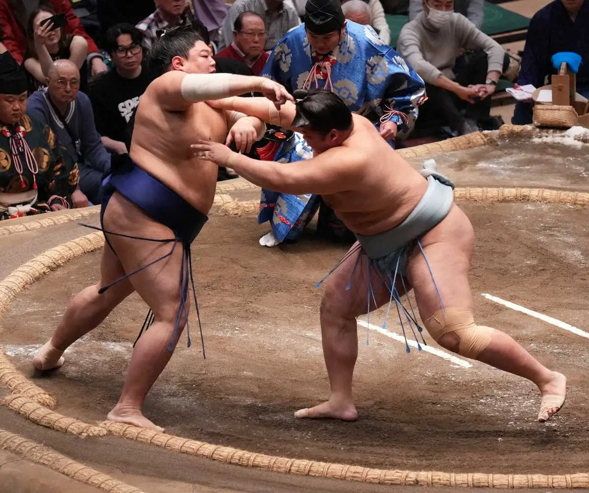 【画像・写真】阿炎は優勝経験者対決で琴勝峰に押し出されて2敗に後退