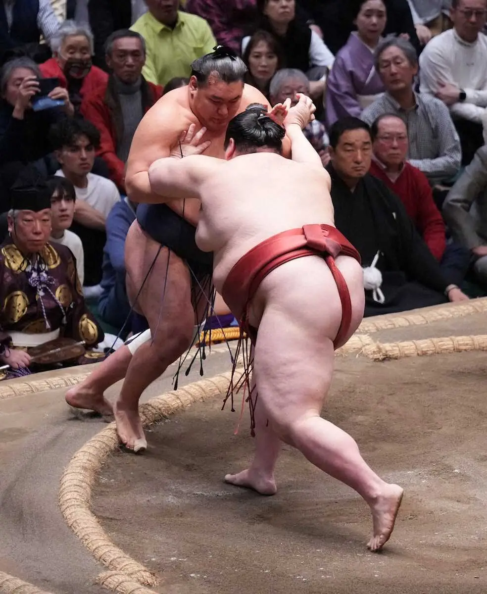 【画像・写真】両横綱が連敗　左肩に不安を抱える大の里は若元春に完敗　豊昇龍は引いて熱海富士を呼び込む