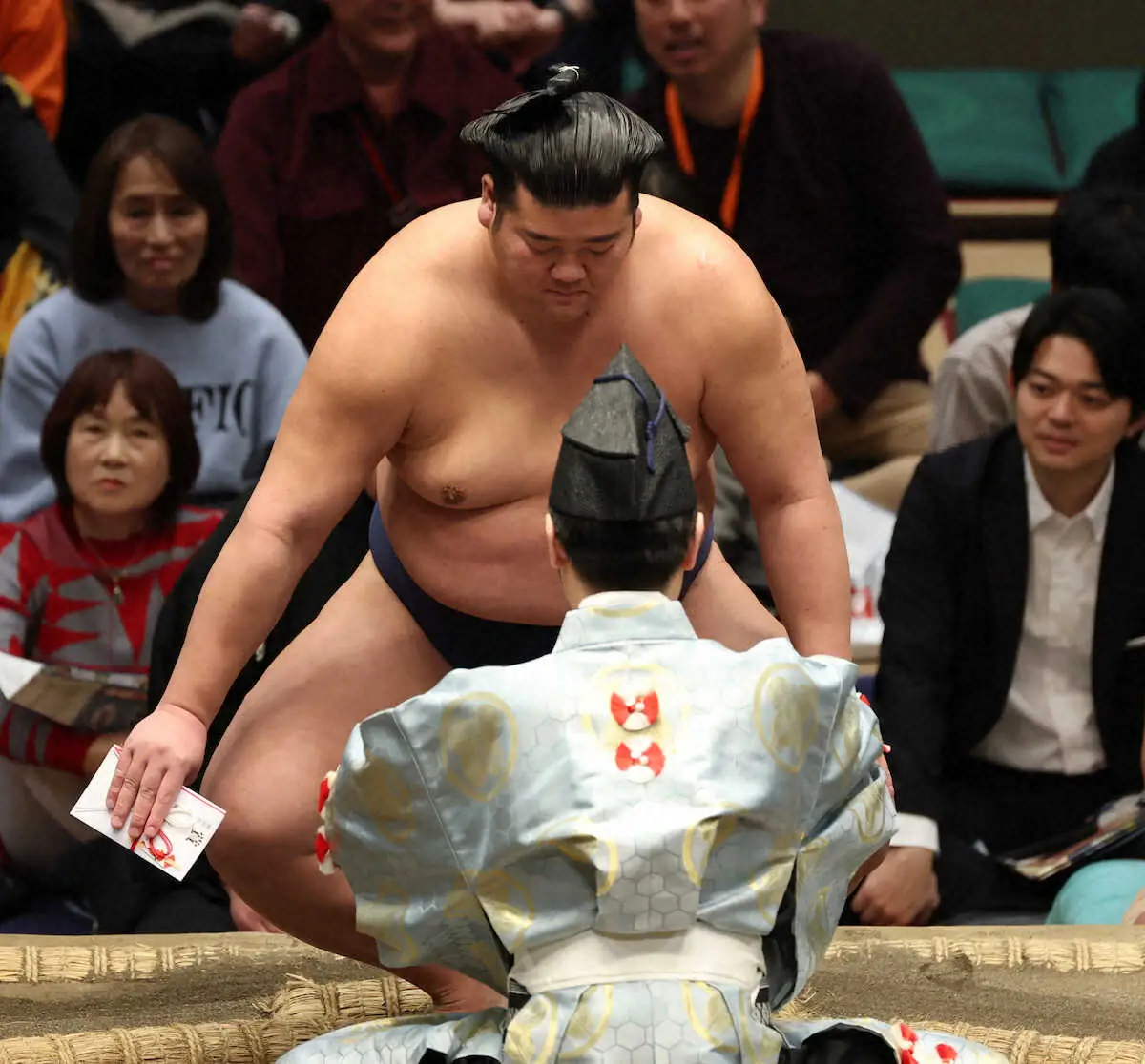 【画像・写真】新入幕の羽出山がついに初日出す　8連敗で止まり「だいじょぶだァー饅頭」の化粧まわしで感謝