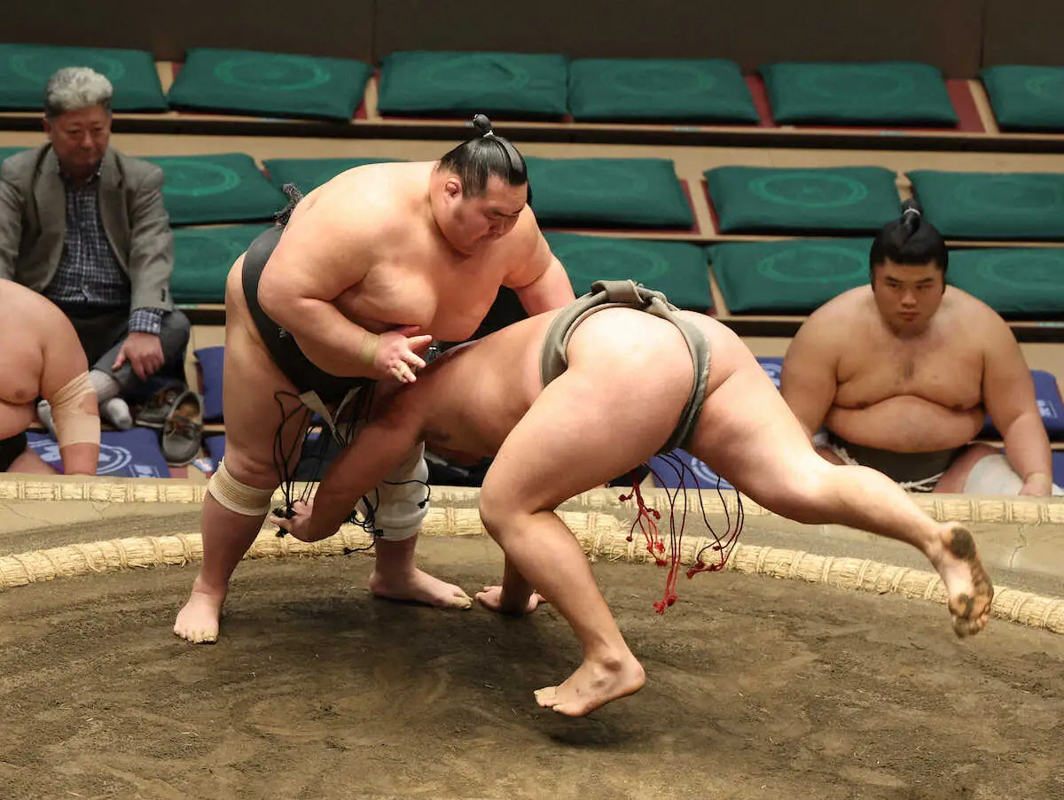 【画像・写真】十両経験者の幕下・栃丸が寿ノ富士を破って5連勝！「一発で決まってよかった」次戦は炎鵬と全勝対決も