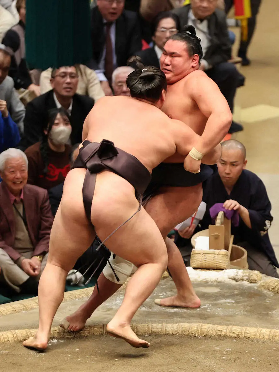 【画像・写真】＜初場所12日目＞豊昇龍は霧島（手前）に寄り切られる（撮影・篠原岳夫）