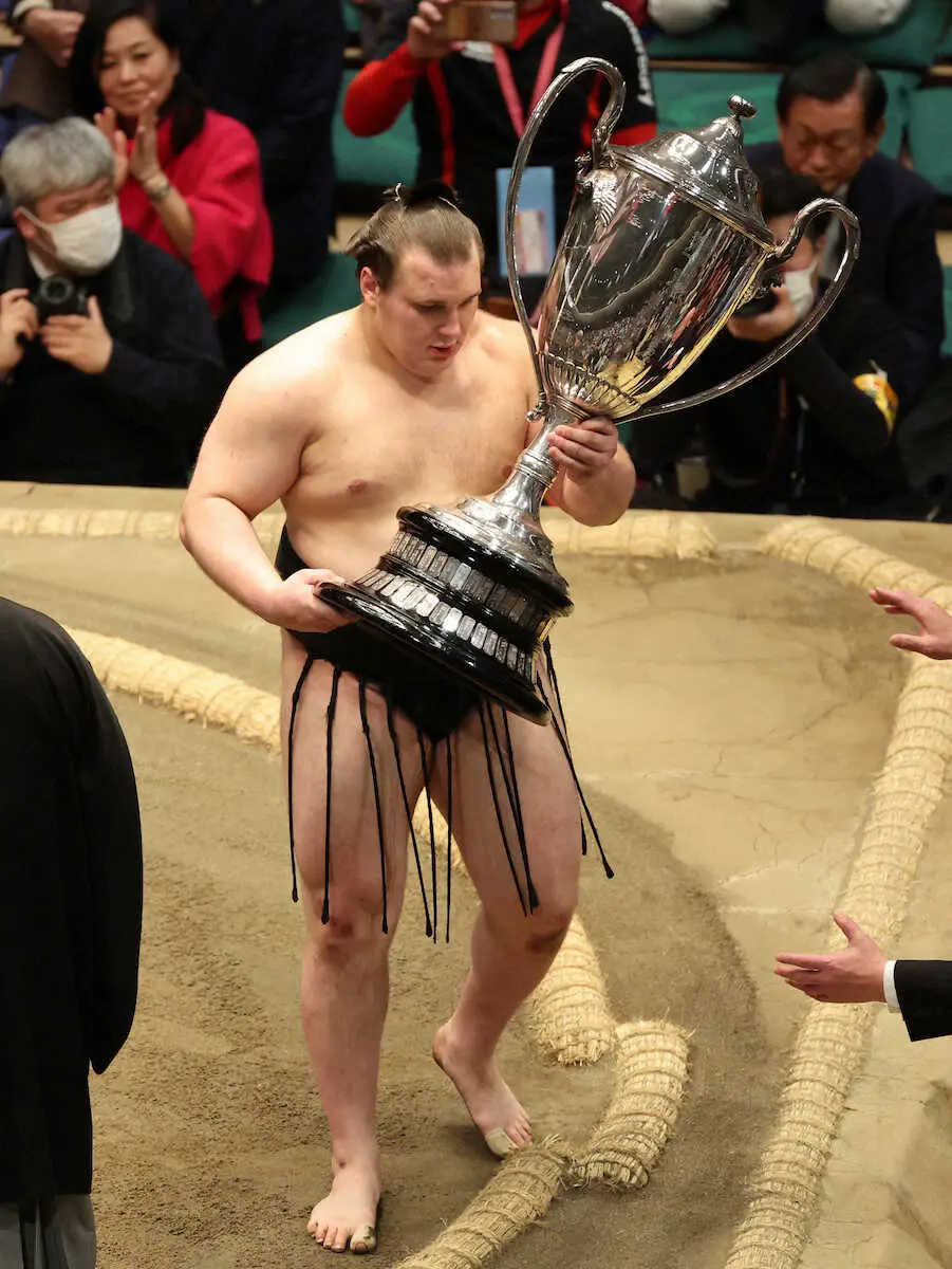 【画像・写真】安青錦が逆転の首投げで優勝!!　新関脇、新大関で連続Vは1937年春場所の双葉山以来89年ぶり