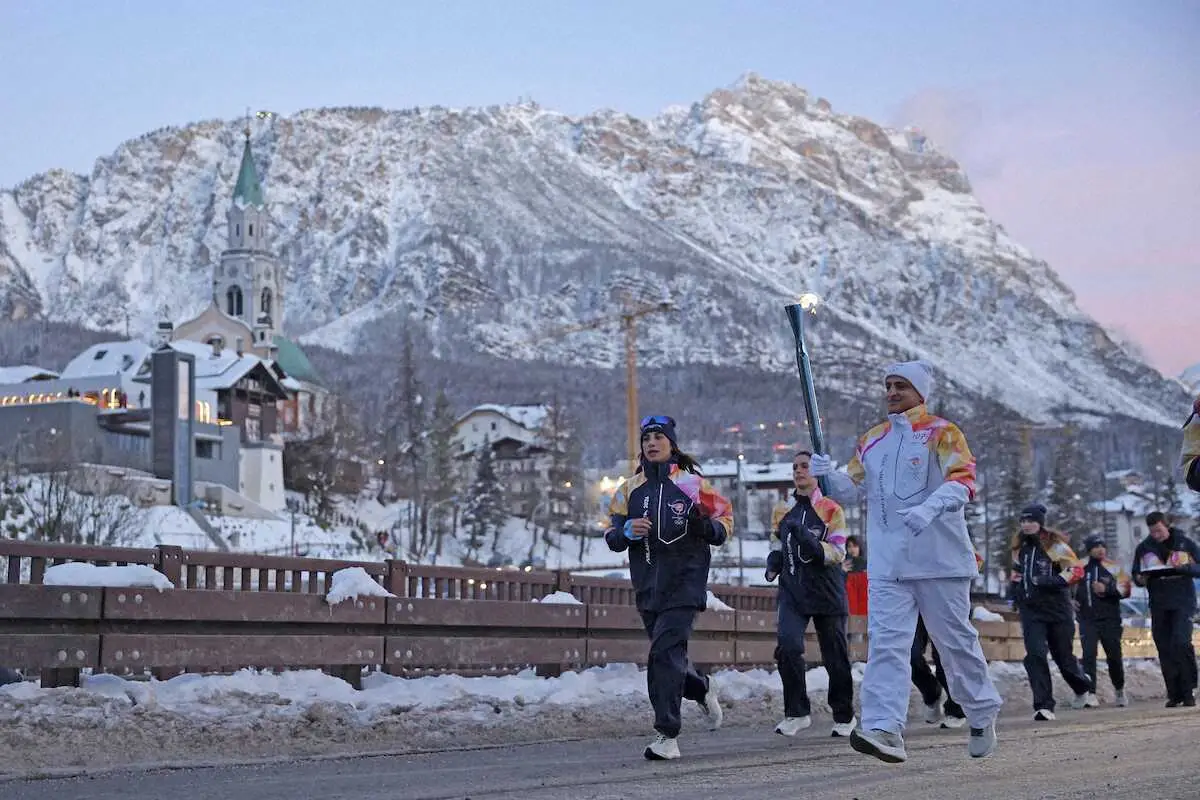 【画像・写真】コルティナダンペッツォで行われたミラノ・コルティナ冬季五輪の聖火リレー＝26日（共同）