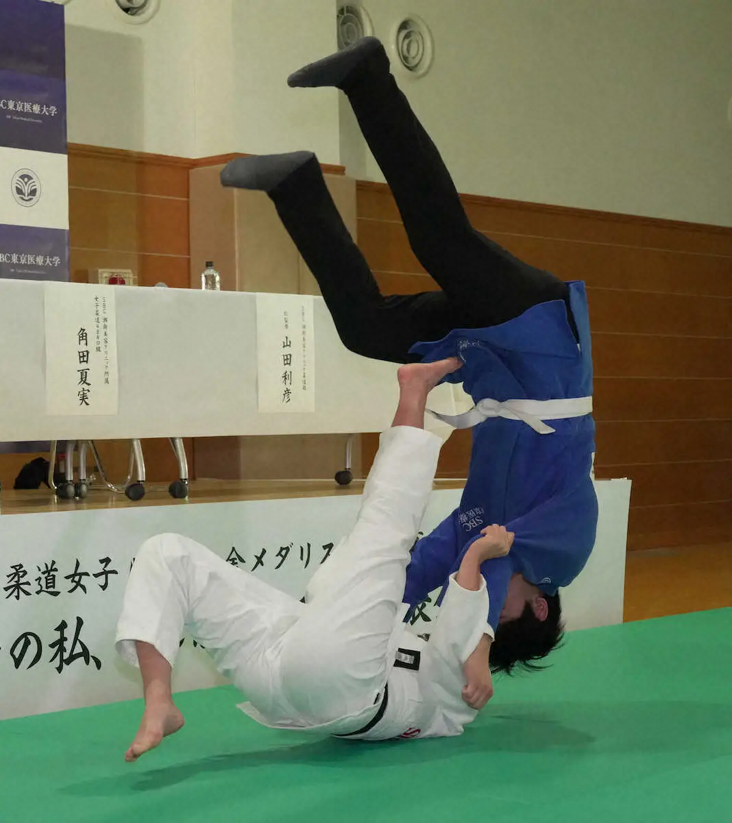 【画像・写真】会見後、希望する報道陣に巴投げをする角田（下）（撮影・郡司　修）