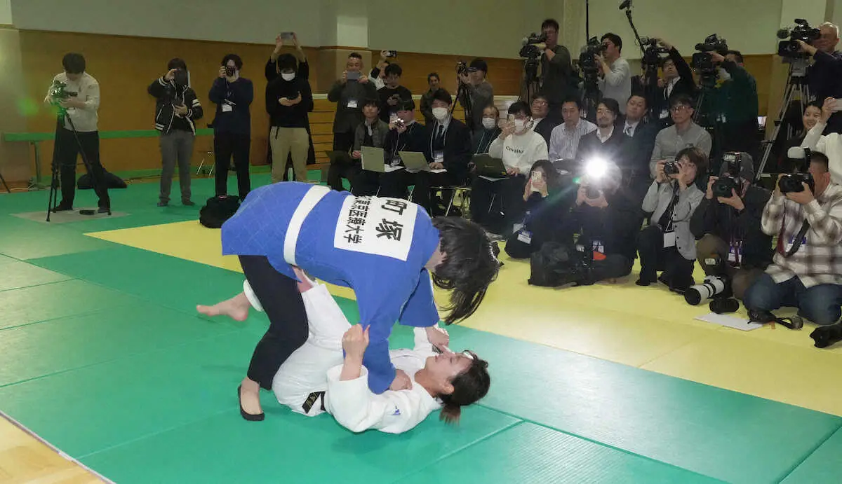 【画像・写真】【柔道】第一線を退く角田夏実　会見で涙、今井優子コーチに感謝の巴投げ！今後は「全国で柔道教室を」