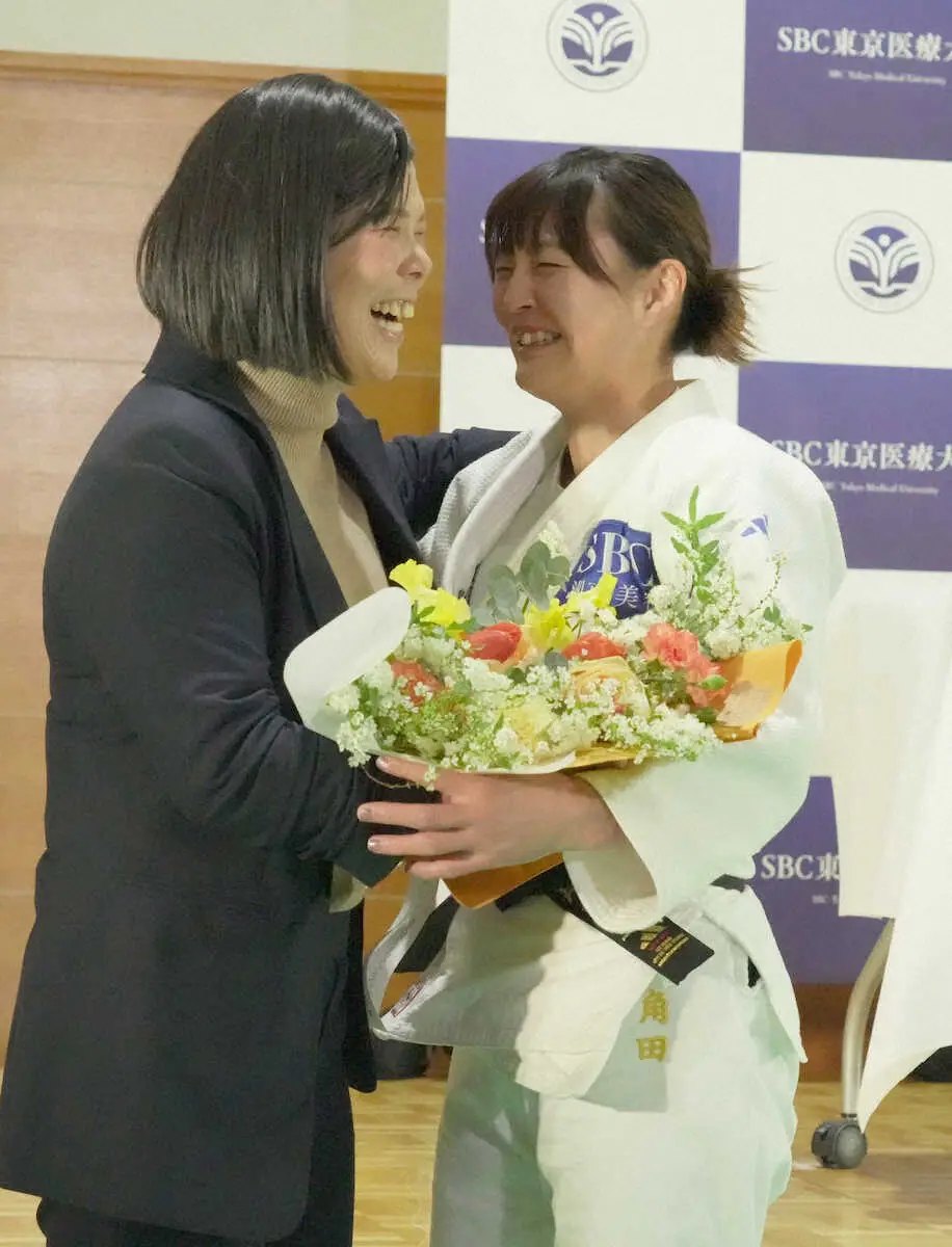 【画像・写真】サプライズで今井コーチ（左）から花束を受け取る角田（撮影・郡司　修）