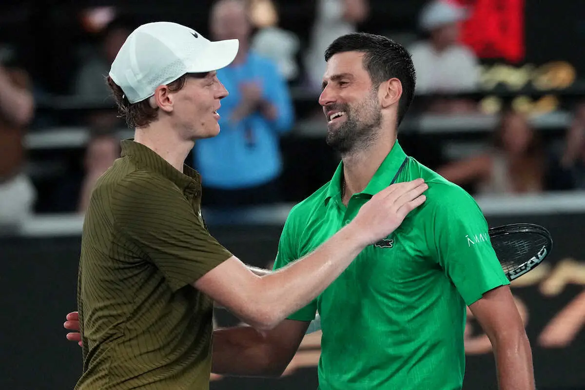 【画像・写真】テニスの全豪OP男子シングルス準決勝、シナー（左）と健闘を称え合うジョコビッチ（AP）