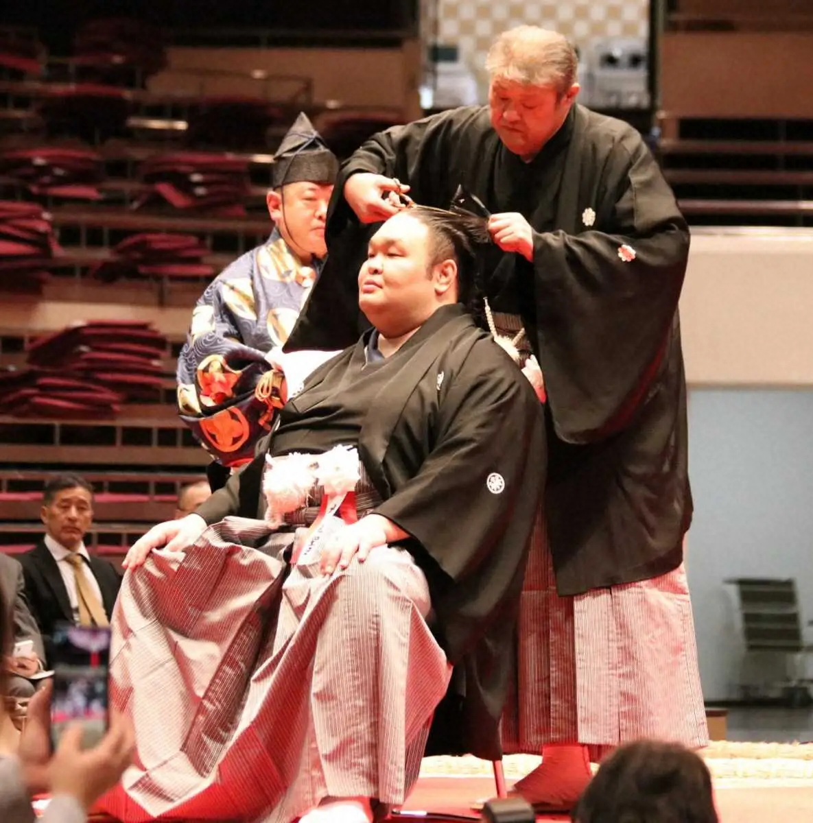 【画像・写真】元幕内・水戸龍が断髪式「何回かウルッときた」　結婚公表、娘は3人「第二の人生、踏ん張っていかないと」