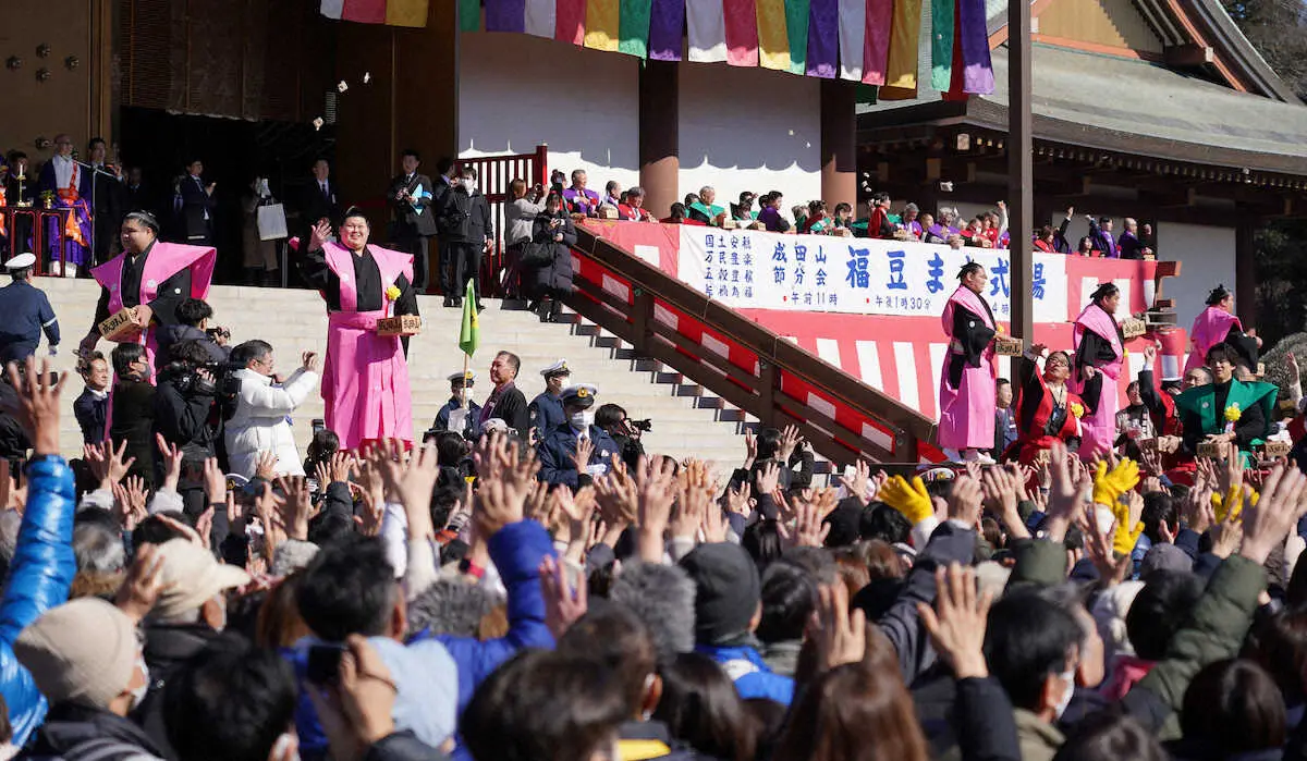 【画像・写真】＜成田山節分会＞成田山新勝寺の節分会で豆をまく（左から）高安、大の里、豊昇龍、大栄翔、御嶽海ら（撮影・郡司　修）