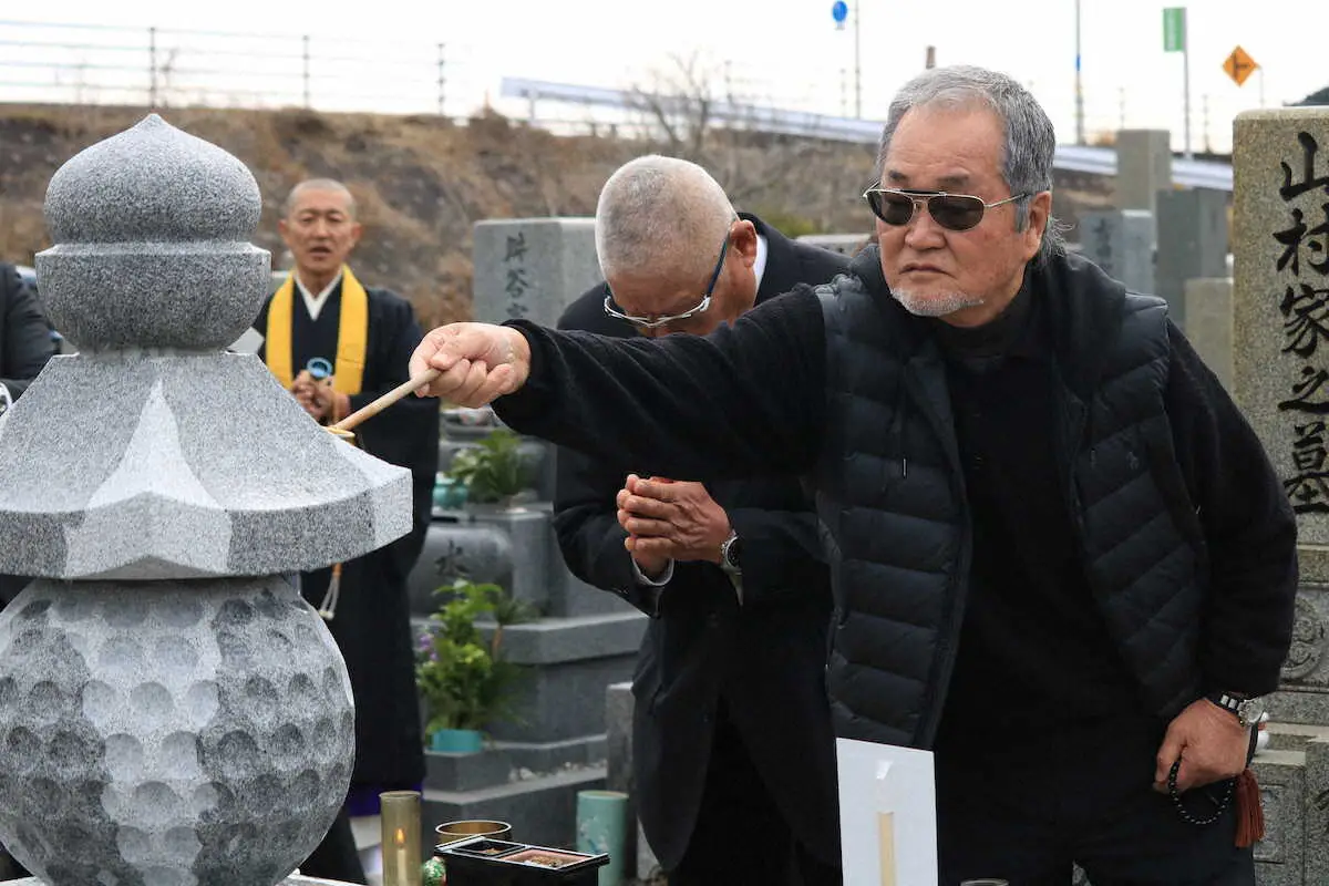 【画像・写真】故郷・徳島に「ジャンボ尾崎之墓」　四十九日法要と納骨式、佐野木氏「また来るね。タバコ持って」