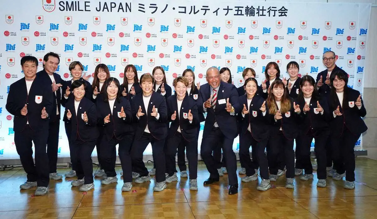 【画像・写真】＜アイスホッケー女子日本代表壮行会＞ラミレス氏（中央）とフォトセッションで「ゲッツ」を披露するスマイルジャパン・メンバー