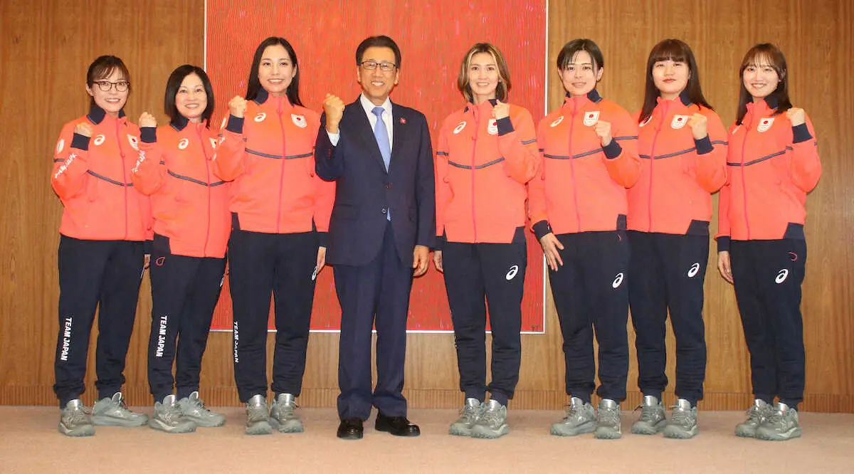 【画像・写真】記念撮影でポーズをとる（左から）日本協会の小笠原理事、船山コーチ、近江谷、秋元市長、吉村、小野寺、小谷、小林（撮影・武田　政樹）　