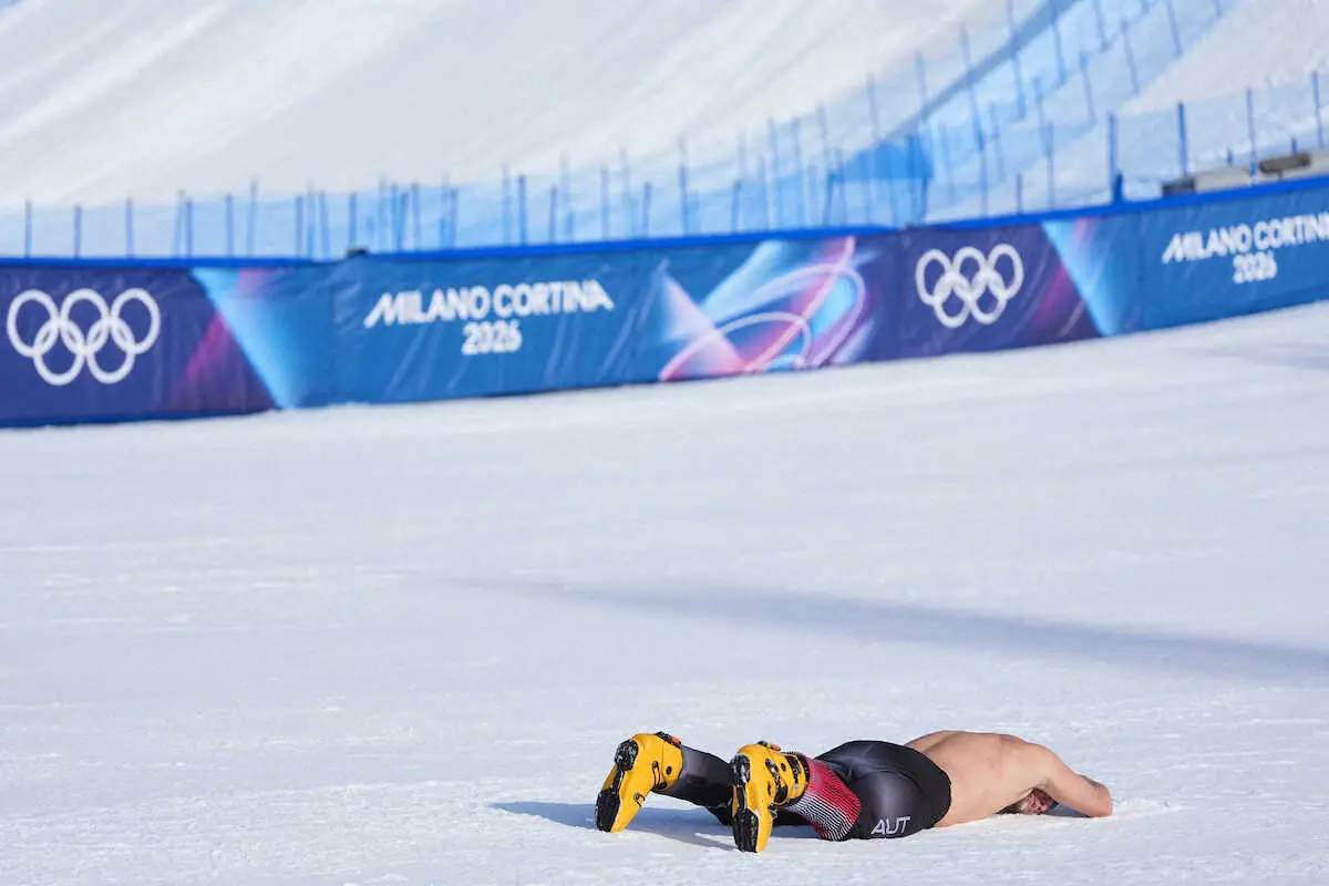 【画像・写真】【スノボ】男子パラレル大回転　連覇のカールが歓喜の雪上ダイブ！　マイナス4度も裸で吠えまくる