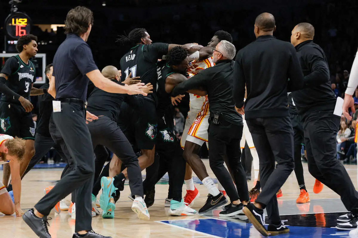 【画像・写真】NBA乱闘連発！ウルブズVSホークスで2人退場、ホーネッツVSピストンズでも4人退場