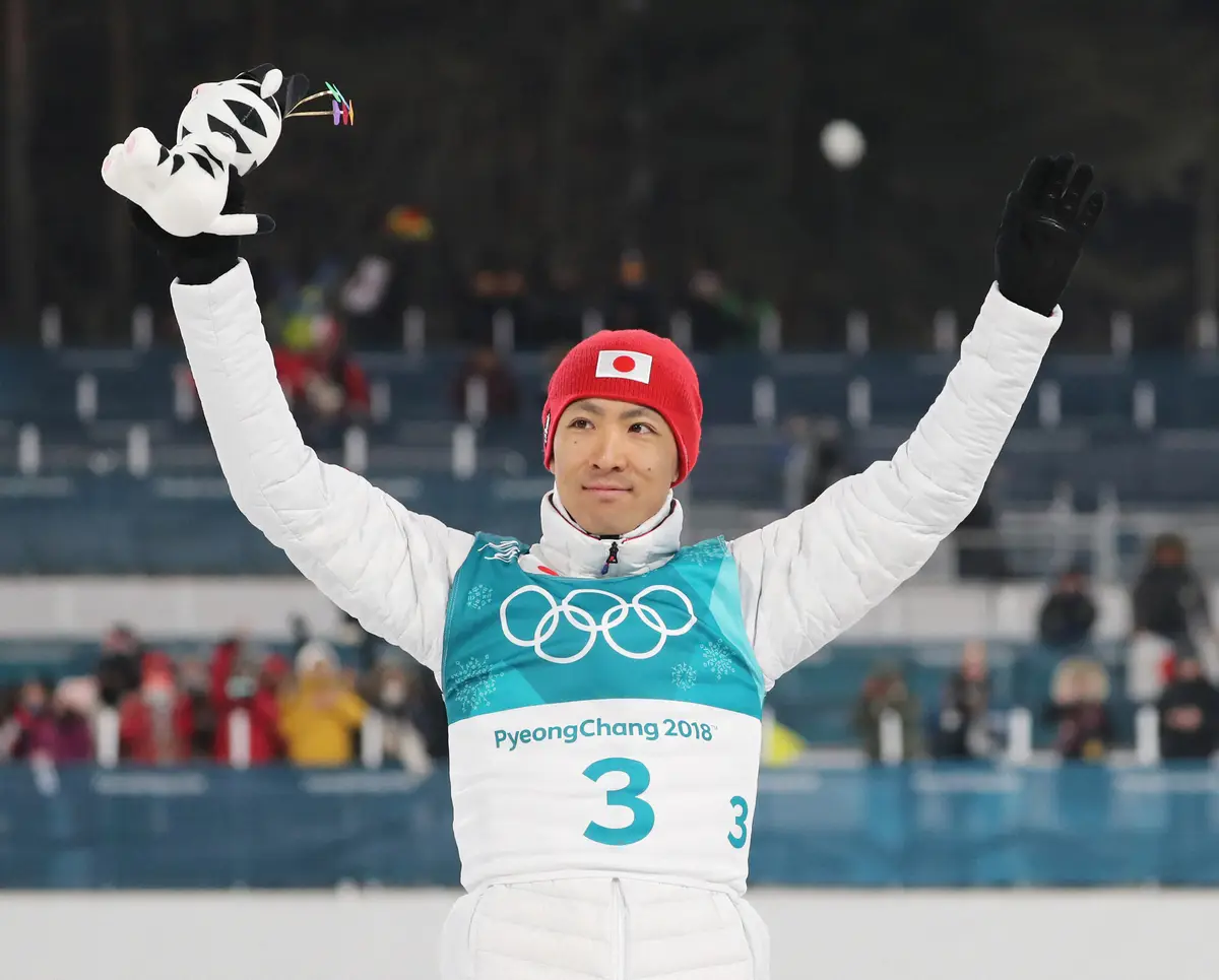 【画像・写真】平昌五輪の表彰台で笑顔で手を振る渡部暁斗