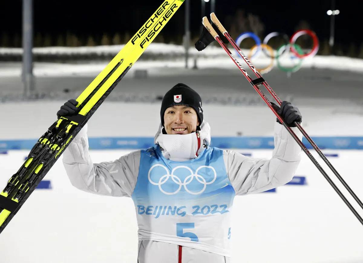 【画像・写真】北京五輪で銅メダルを獲得し喜ぶ渡部暁斗（共同）