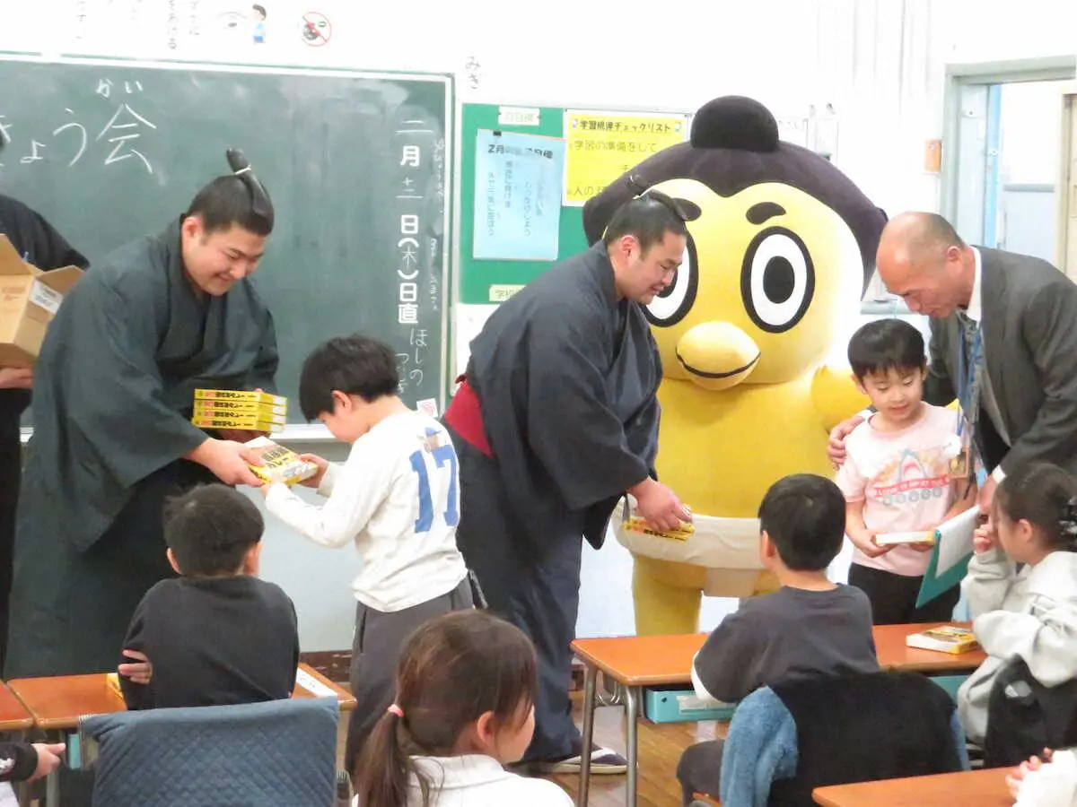 【画像・写真】墨田区の小学校で甘口国技館カレー贈呈式　西岩親方「相撲を身近に感じてもらえば」