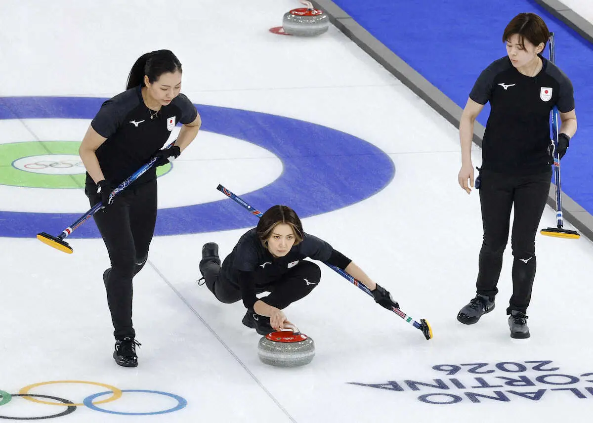 【画像・写真】＜日本・スウェーデン＞第5エンド、ショットを放つ吉村。左は近江谷、右は小野寺（共同）