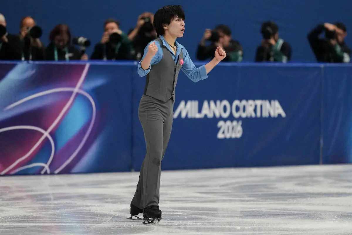 【画像・写真】フリーの演技後にガッツポーズする三浦佳生（AP）