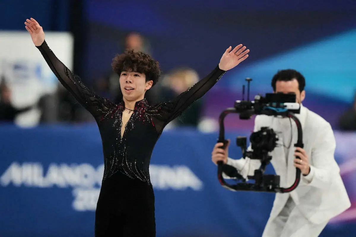 【画像・写真】【フィギュア】佐藤駿　大逆転号泣の銅メダル！鍵山と抱き合う　3大会連続で日本勢の2人同時メダル